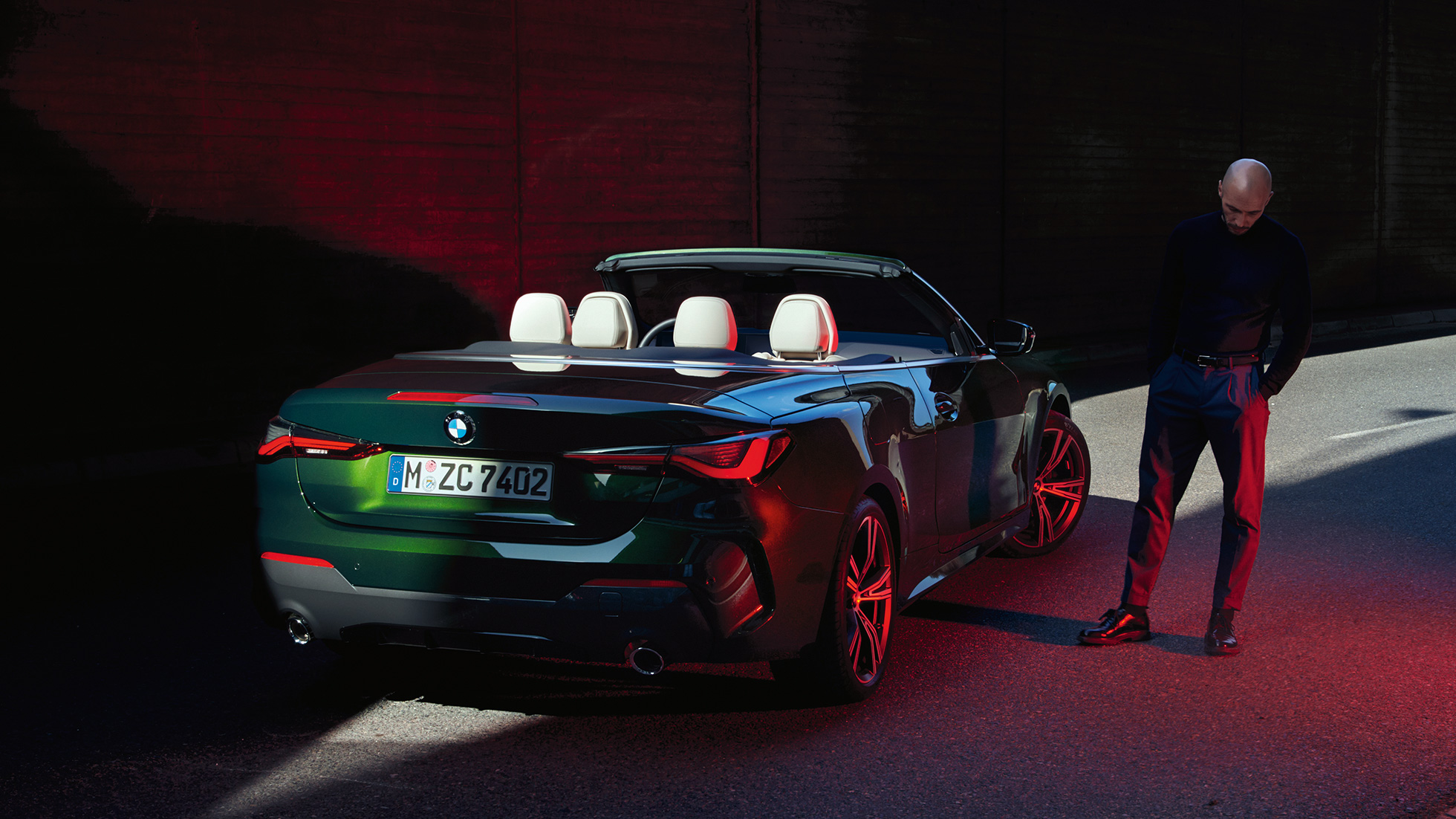 Tročetvrtinski stražnji prikaz sa stražnjim svjetlima BMW serije 4 Cabrio G23 2020 BMW serije 4 Cabrio G23 2020 Sanremo Green metalik tročetvrtinski stražnji prikaz sa stražnjim svjetlima
