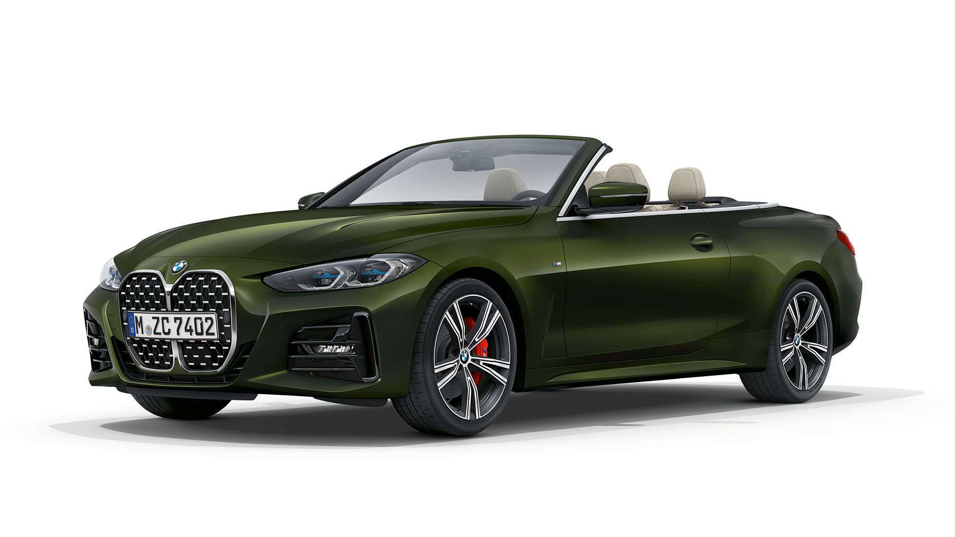 Tročetvrtinski prednji prikaz BMW serije 4 Cabrio Model M Sport G23 2020 BMW serije 4 Cabrio G23 2020 osnovni model Bluestone metalik tročetvrtinski prednji prikaz
