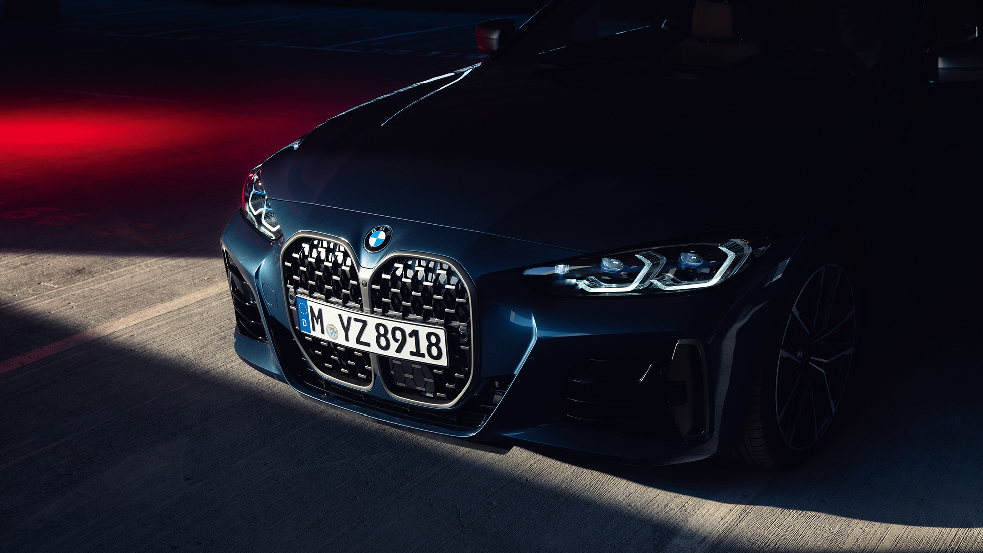 Pogled sprijeda na bubrežnu masku BMW serije 4 Coupé G22 2020 BMW serije 4 Coupé G22 2020 Arctic Race Blue metalik pogled sprijeda izbliza na masku duplih bubrega