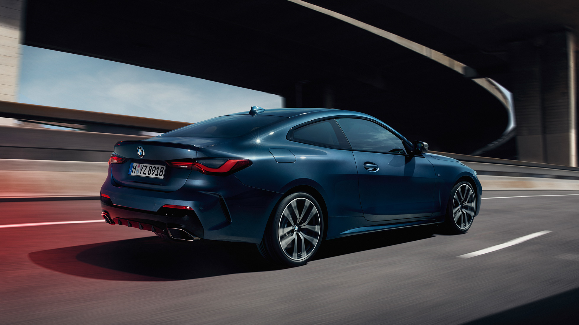 Tročetvrtinski pogled s boka BMW serije 4 Coupé G22 2020 BMW serije 4 Coupé G22 2020 Arctic Race Blue metalik tročetvrtinski pogled s boka u vožnji