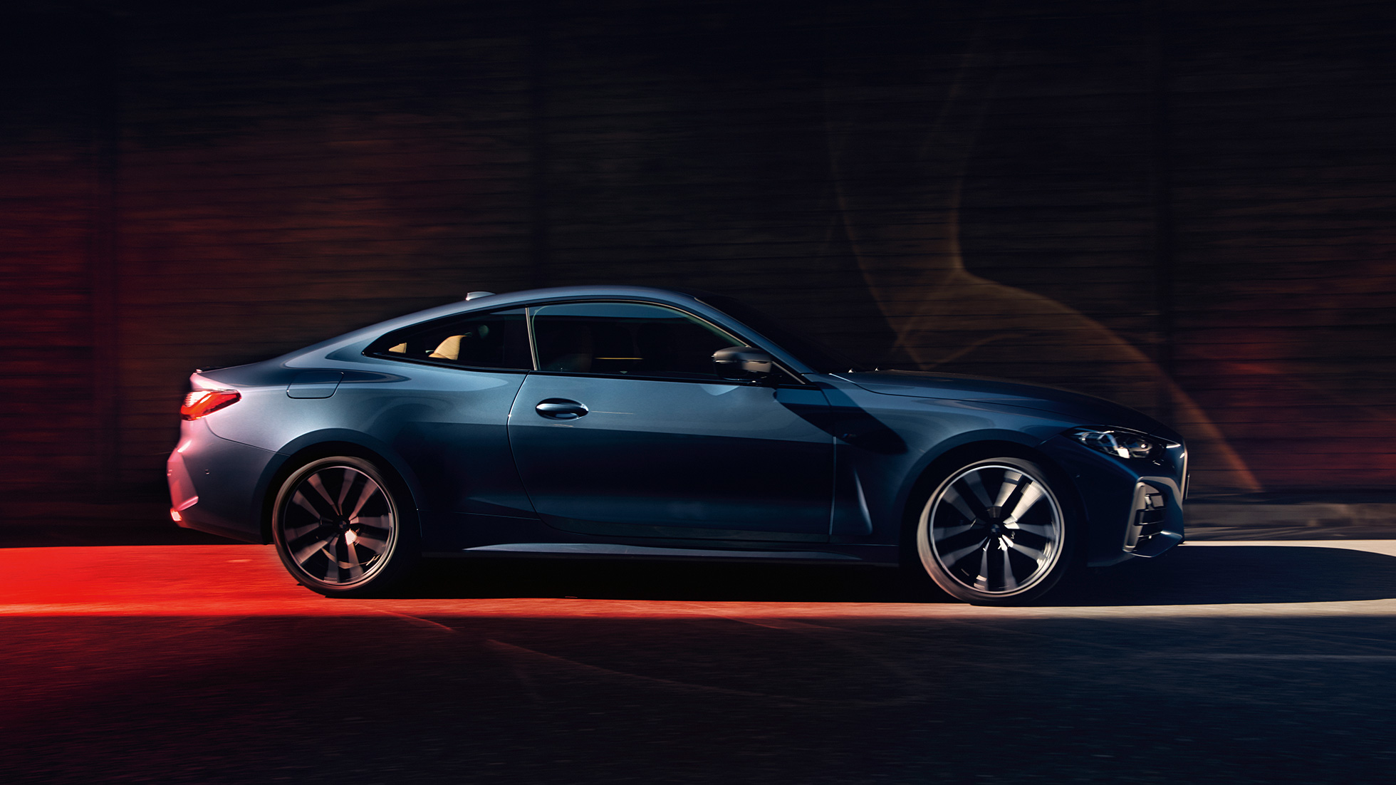 Bočni pogled BMW serije 4 Coupé G22 2020 BMW serije 4 Coupé G22 2020 Arctic Race Blue metalik bočni pogled u vožnji
