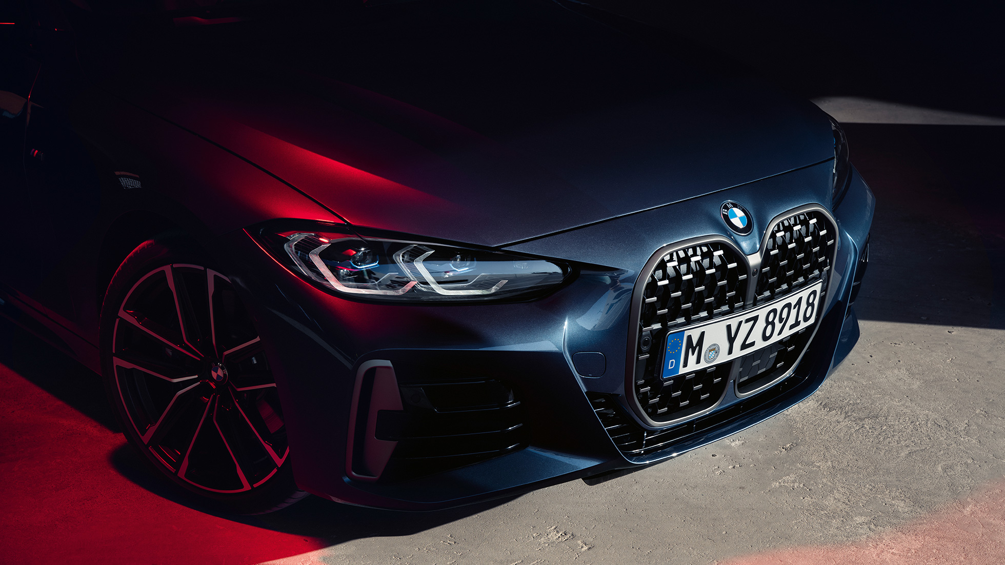 Troečtvrtinski pogled sprijeda BMW dupla maska bubrega BMW serije 4 Coupé G22 2020 BMW serije Coupé G22 2020 Arctic Race Blue metalik tročetvrtinski pogled sprijeda BMW dupla maska bubrega