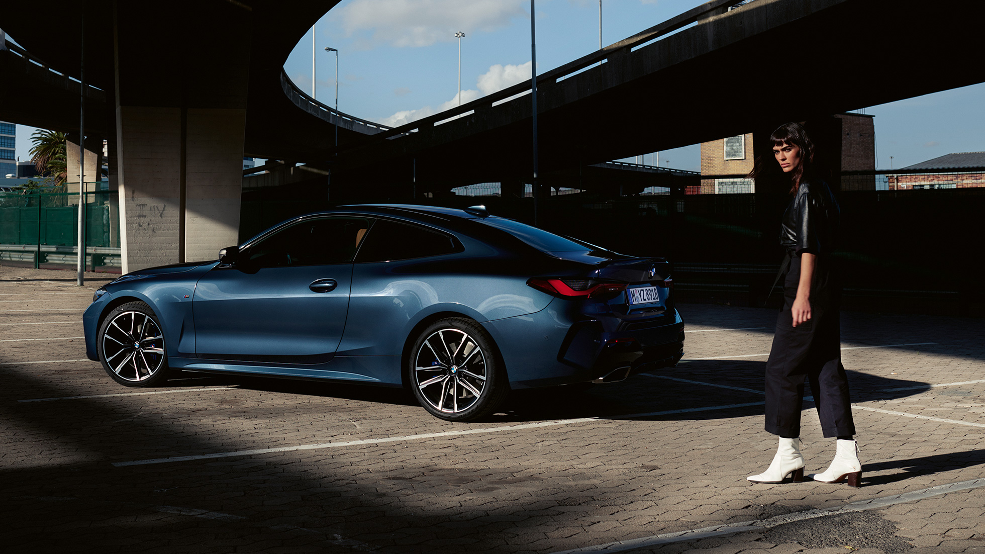 Bočni pogled na skladnu krovnu liniju BMW serije 4 Coupé G22 2020 BMW serije 4 Coupé G22 Arctic Race Blue metalik 2020 bočni pogled na skladnu krovnu liniju