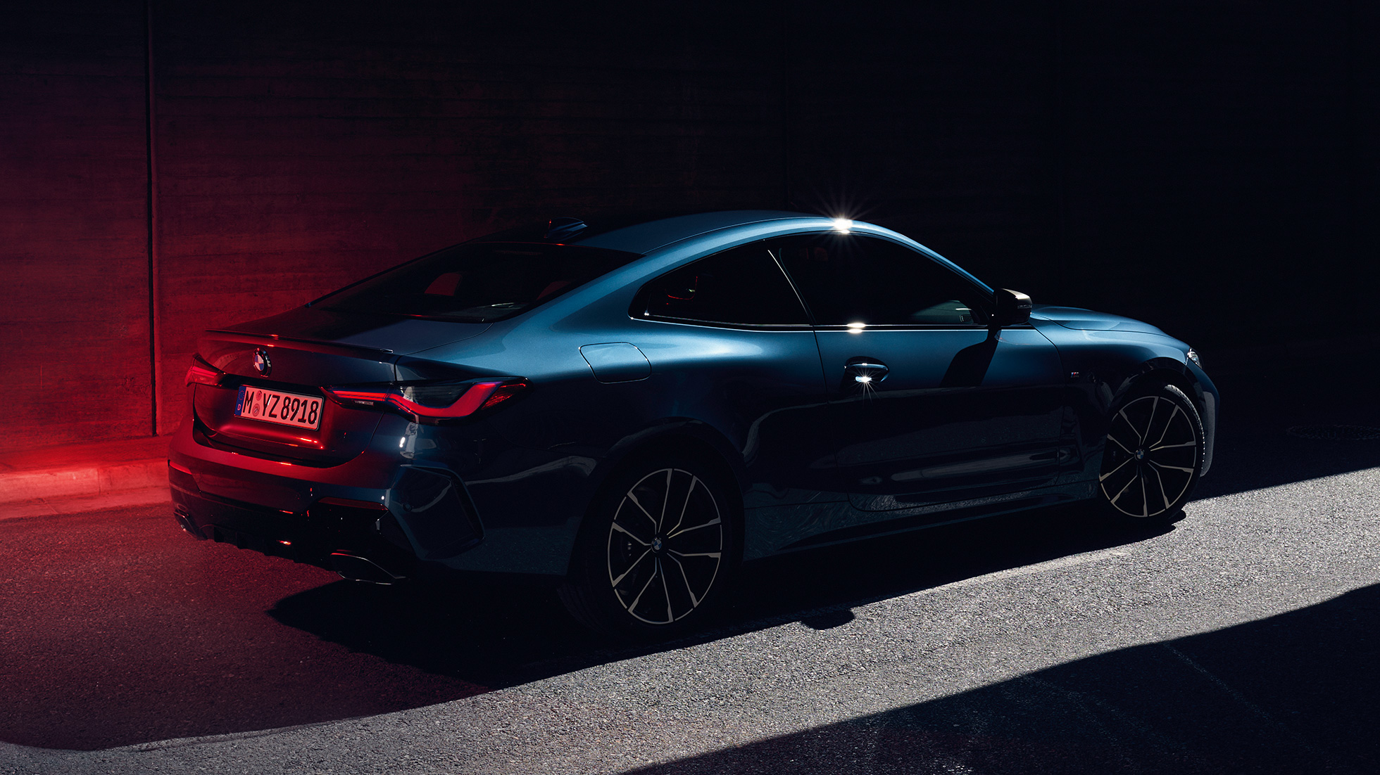 Tročetvrtinski pogled straga na bok sa Hofmeisterovim pregibom BMW serije 4 Coupé G22 BMW serije 4 Coupé G22 2020 Arctic Race Blue metalik tročetvrtinski pogled straga na bok sa Hofmeisterovim pregibom