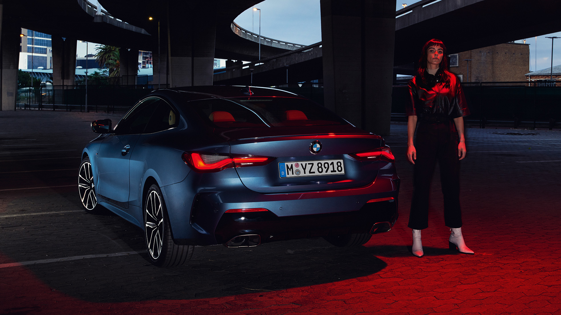 Pogled na stražnja svjetla BMW serije 4 Coupé G22 BMW serije 4 Coupé G22 2020 Arctic Race Blue metalik pogled na stražnja svjetla