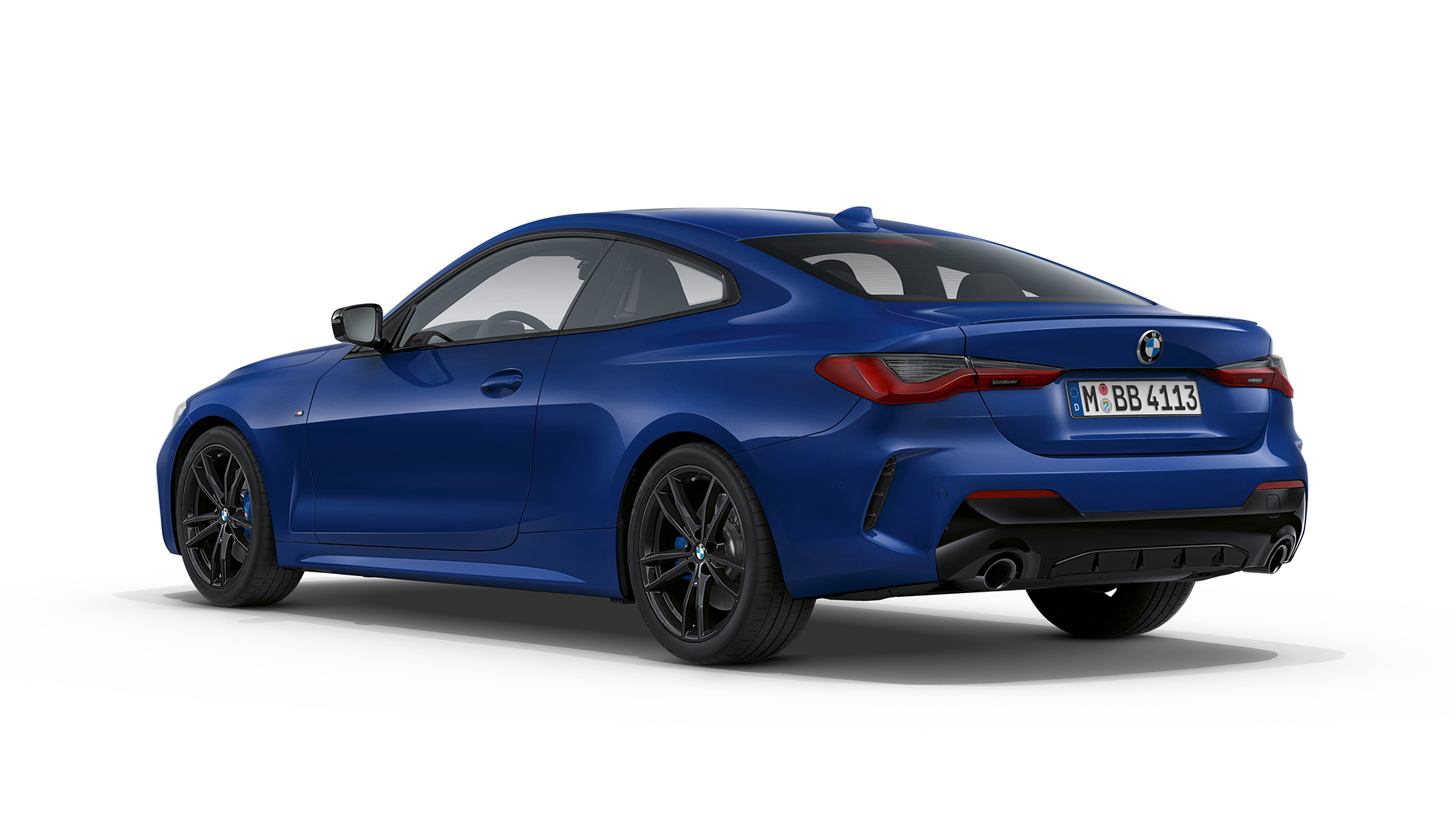 Stražnji kraj BMW serije 4 Coupé M Sport paket G22 2020 BMW serije 4 Coupé G22 2020 M Sport paket Arctic Race Blue metalik tročetvrtinski pogled straga