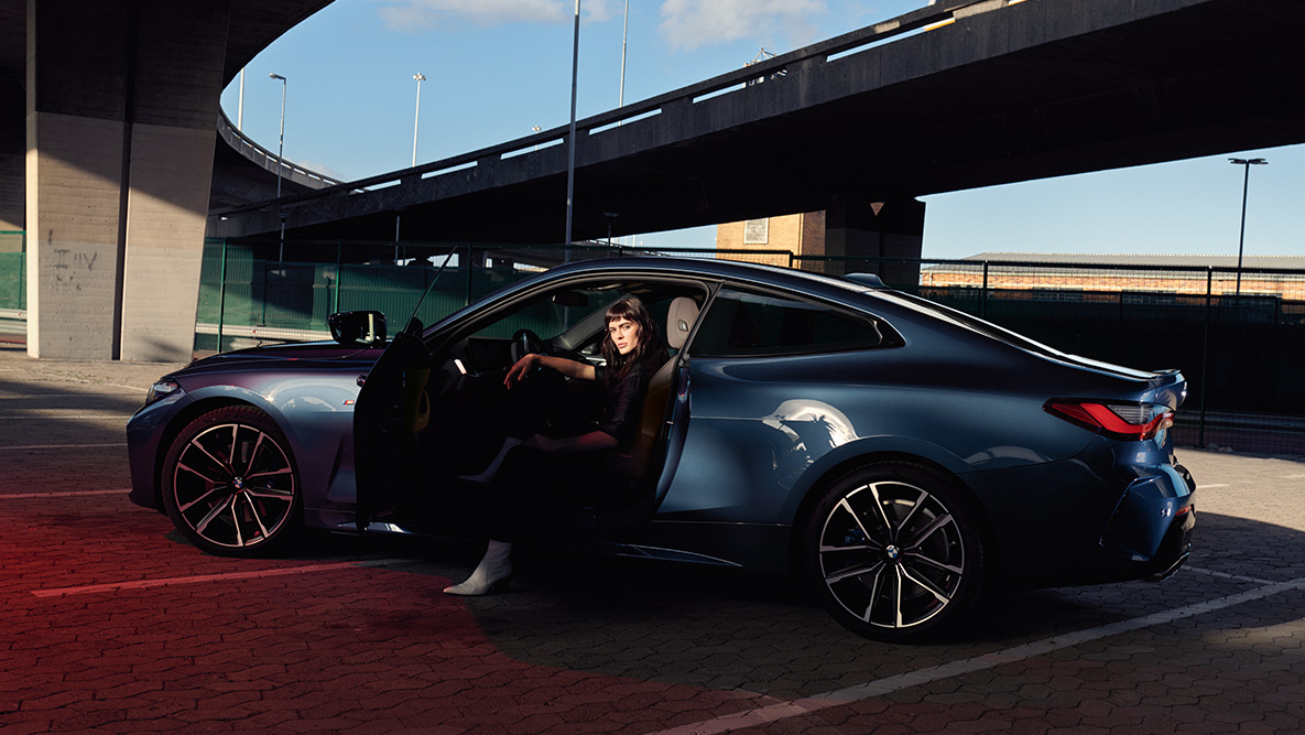 Pogled s boka lakometalni kotači BMW serije 4 Coupé G22 2020 BMW serije 4 Coupé G22 2020 Arctic Race Blue metalik pogled s boka lakometalni kotači model u automobilu sa otvorenim vratima