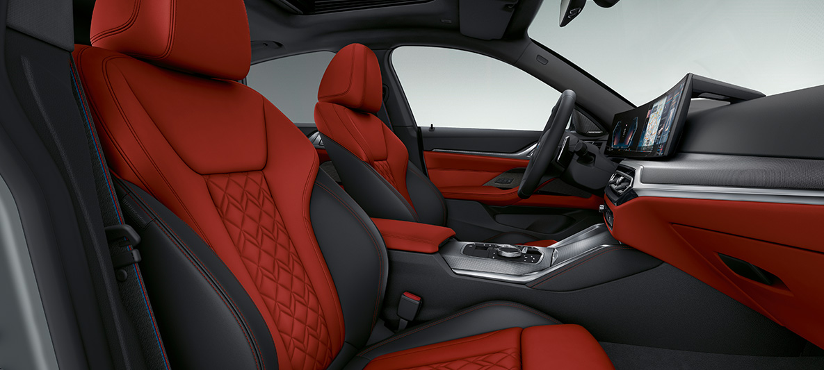 Kožna obloga 'Merino' Fiona Red/Black BMW serije 4 Gran Coupé G26 2021 unutrašnjost BMW Individual proširena koža obloga 'Merino' Fiona Red/Black BMW serije 4 Gran Coupé G26 2021 unutrašnjost kokpit