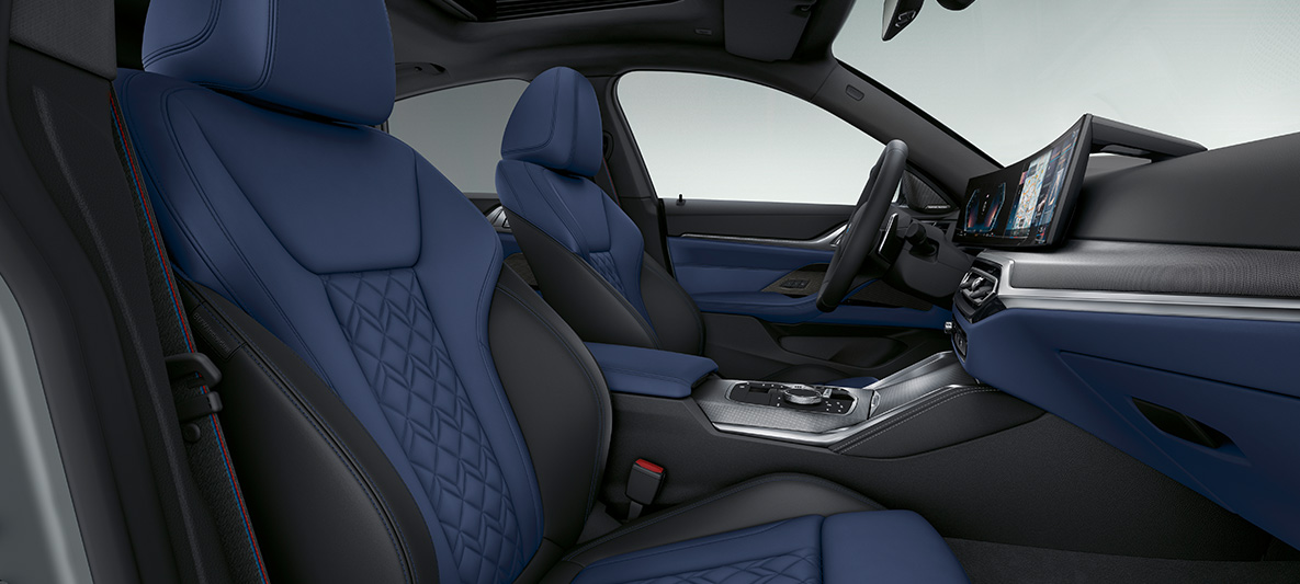 Kožna obloga 'Merino' Fjord Blue/Black BMW serije 4 Gran Coupé G26 2021 unutrašnjost BMW Individual proširena koža obloga 'Merino' Fjord Blue/Black BMW serije 4 Gran Coupé G26 2021 unutrašnjost kokpit