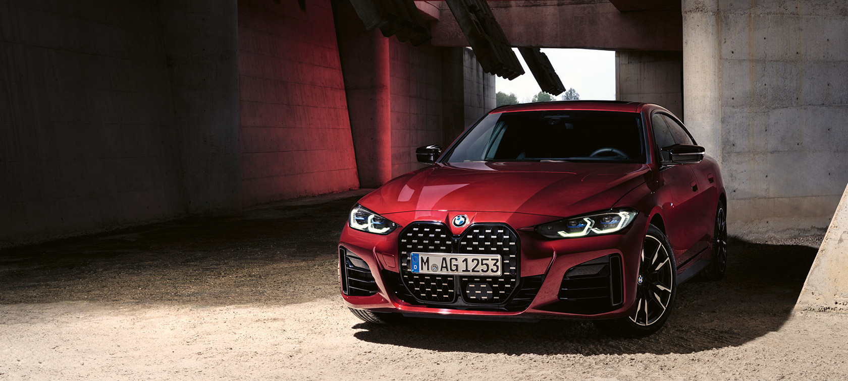 BMW serije 4 Gran Coupé G26 BMW Individual Aventurine Red metalik tročetvrtinski prednji prikaz