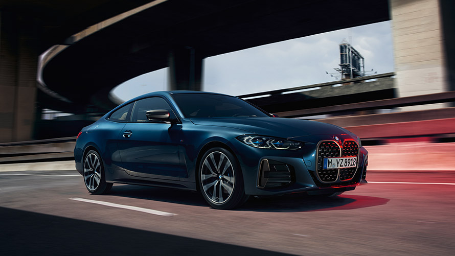 BMW serije 4 Coupé G22 tročetvrtinski pogled sprijeda na cesti BMW serije 4 BMW serije 4 Coupé G22 druga generacija tročetvrtinski pogled sprijeda na cesti