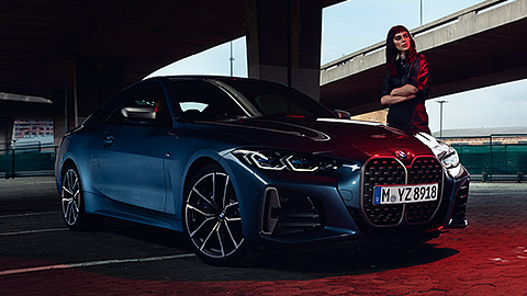 BMW serije 4 BMW serije 4 Coupé G22 tročetvrtinski pogled sprijeda sa modelom