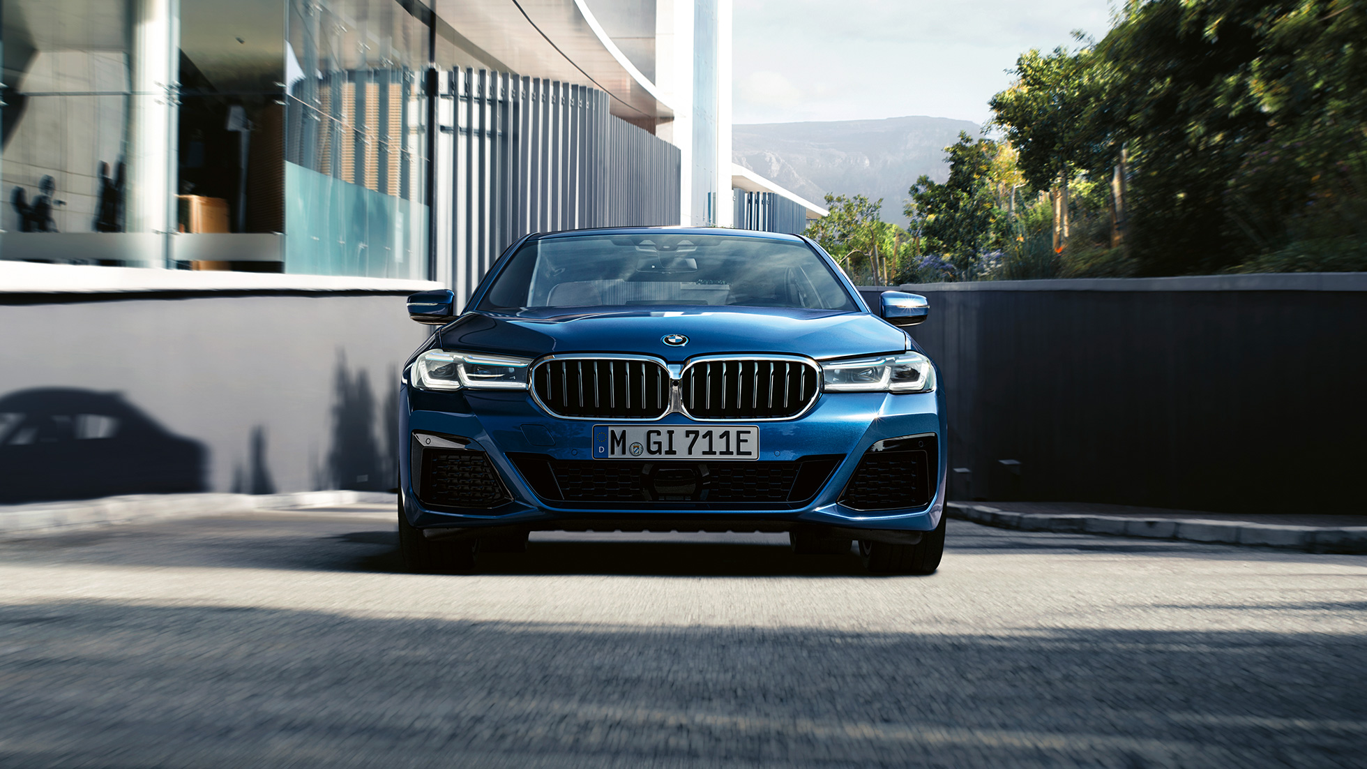 Dupla bubrežna maska i donji dio prednjeg branika BMW serije 5 limuzina G30 Dupla bubrežna maska i donji dio prednjeg branika BMW serije 5 limuzina G30 Facelift 2020 Phytonic Blue pogled izbliza