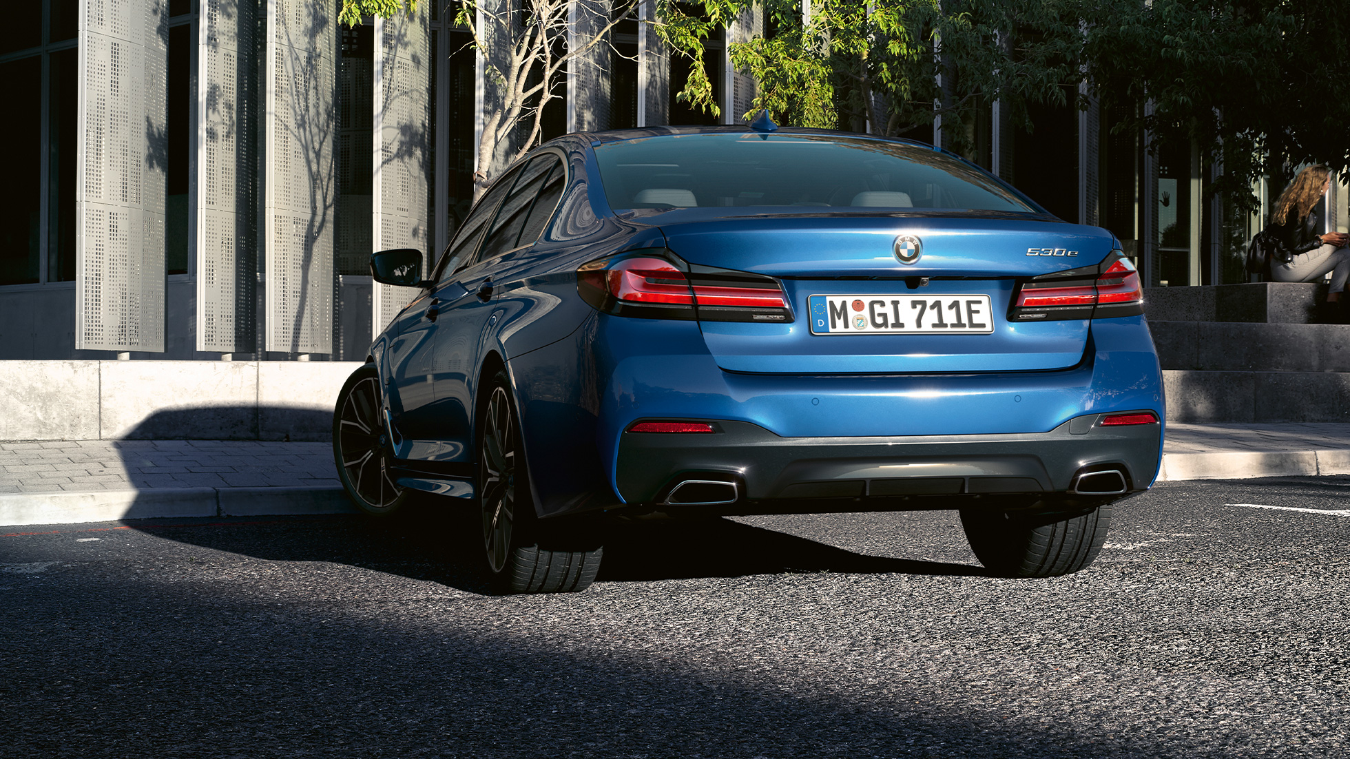 Stražnji donji dio branika BMW serije 5 limuzina G30 Ispušne cijevi slobodnog oblika BMW serije 5 limuzina G30 Facelift 2020 Phytonic Blue pogled izbliza