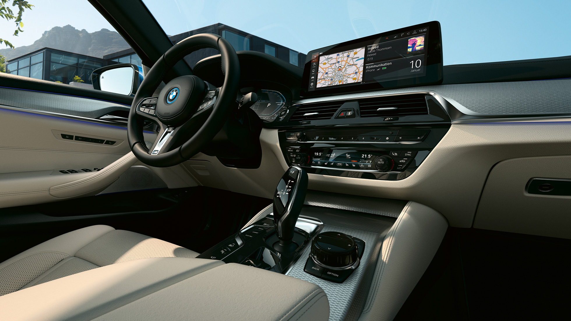 Unutrašnjost BMW serije 5 limuzina G30 Kontrolni zaslon i sportski kožni upravljač BMW serije 5 limuzina G30 Facelift 2020 unutrašnjost
