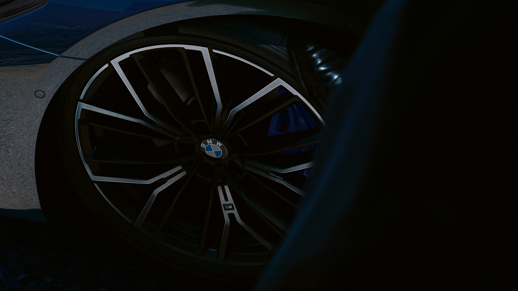 M lakometalni kotači Y-spoke 846 M BMW serije 5 limuzina G30 M lakometalni kotači Y 846 M BMW serije 5 limuzina G30 Facelift 2020 Phytonic Blue pogled izbliza