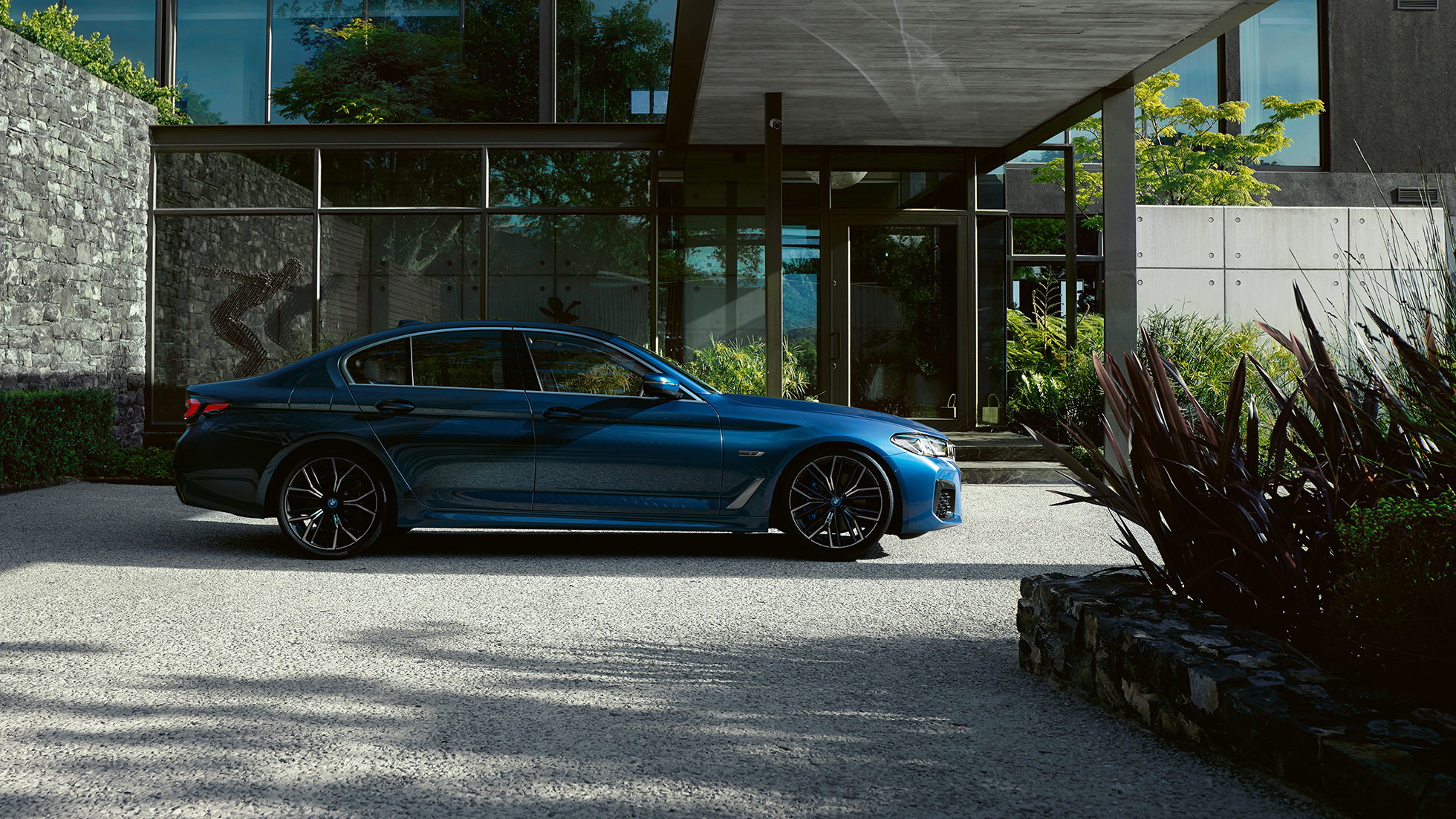 Vanjština BMW serije 5 limuzina G30 BMW serije 5 limuzina G30 Facelift 2020 Phytonic Blue bočni pogled na parkirani automobil