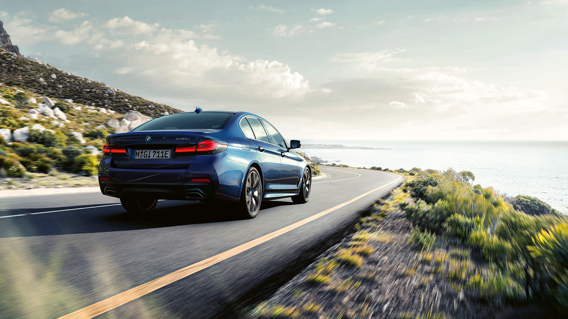 Vozne dinamike BMW serije 5 limuzina G30 Vozne dinamike BMW serije 5 limuzina G30 Phytonic Blue tročetvrtinski pogled straga u vožnji