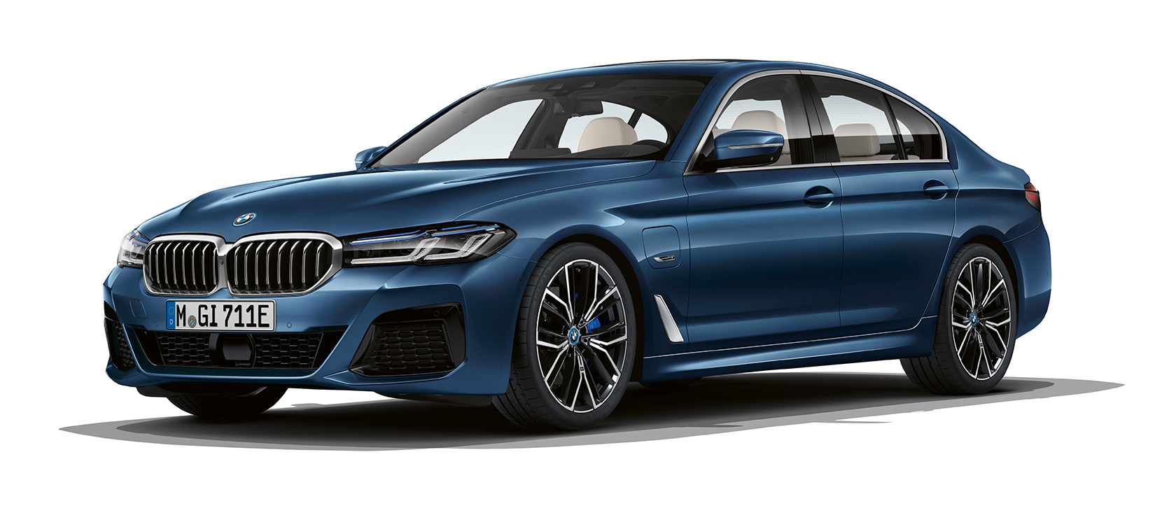 BMW serije 5 limuzina G30 u mirovanju BMW serije 5 limuzina G30 Facelift 2020 tročetvrinski pogled sprijeda u mirovanju