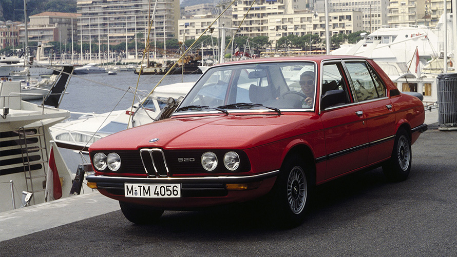 BMW 520 (E12) tročetvrtinski pogled sprijeda u mirovanju BMW 520 (E12) tročetvrtinski pogled sprijeda u mirovanju