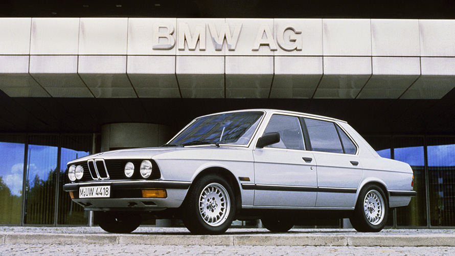 BMW serije 5 limuzina (E28) tročetvrtinski pogled s boka u mirovanju BMW serije 5 limuzina (E28) tročetvrtinski pogled s boka u mirovanju
