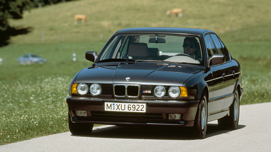 BMW M limuzina (E34) tročetvrtinski pogled sprijeda u vožnji BMW M limuzina (E34) tročetvrtinski pogled sprijeda u vožnji