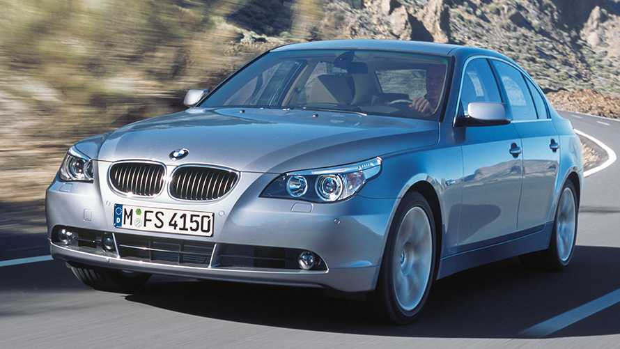 BMW serije 5 limuzina (E60) tročetvrtinski pogled sprijeda u vožnji BMW serije 5 limuzina (E60) tročetvrtinski pogled sprijeda u vožnji