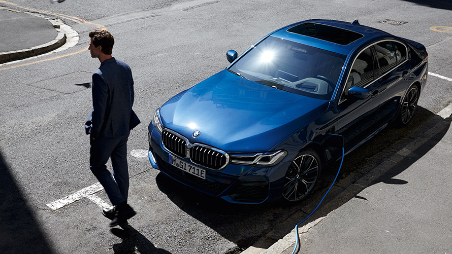 BMW 530e limuzina (G30) tročetvrtinski pogled sprijeda na punjaču BMW 530e limuzina (G30) tročetvrtinski pogled sprijeda na punjaču