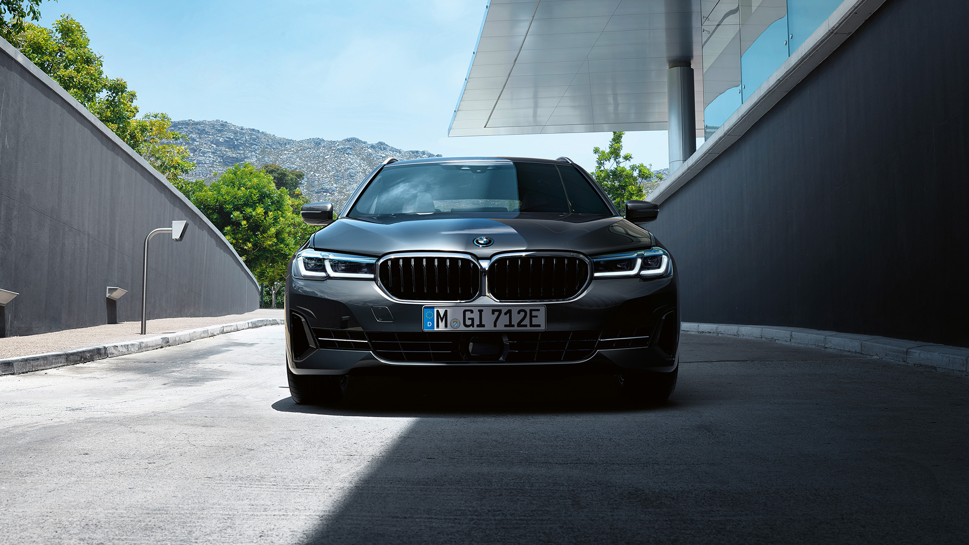 BMW rešetka bubrega i donji dio prednjeg odbojnika BMW 5 Touring G31 BMW rešetka bubrega i donji dio prednjeg odbojnika BMW serije 5 Touring G31 Facelift 2020 Sophisto Grey krupni plan sprijeda