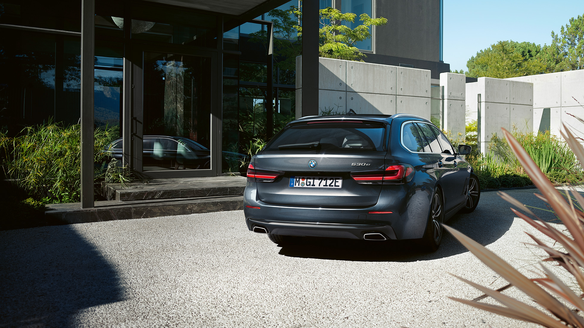 Donji dio stražnjeg odbojnika i slobodno oblikovane ispušne cijevi BMW serije 5 touring G31 Donji dio stražnjeg odbojnika i slobodno oblikovane ispušne cijevi BMW serije 5 Touring G31 Facelift 2020 Sophisto Grey krupni plan straga