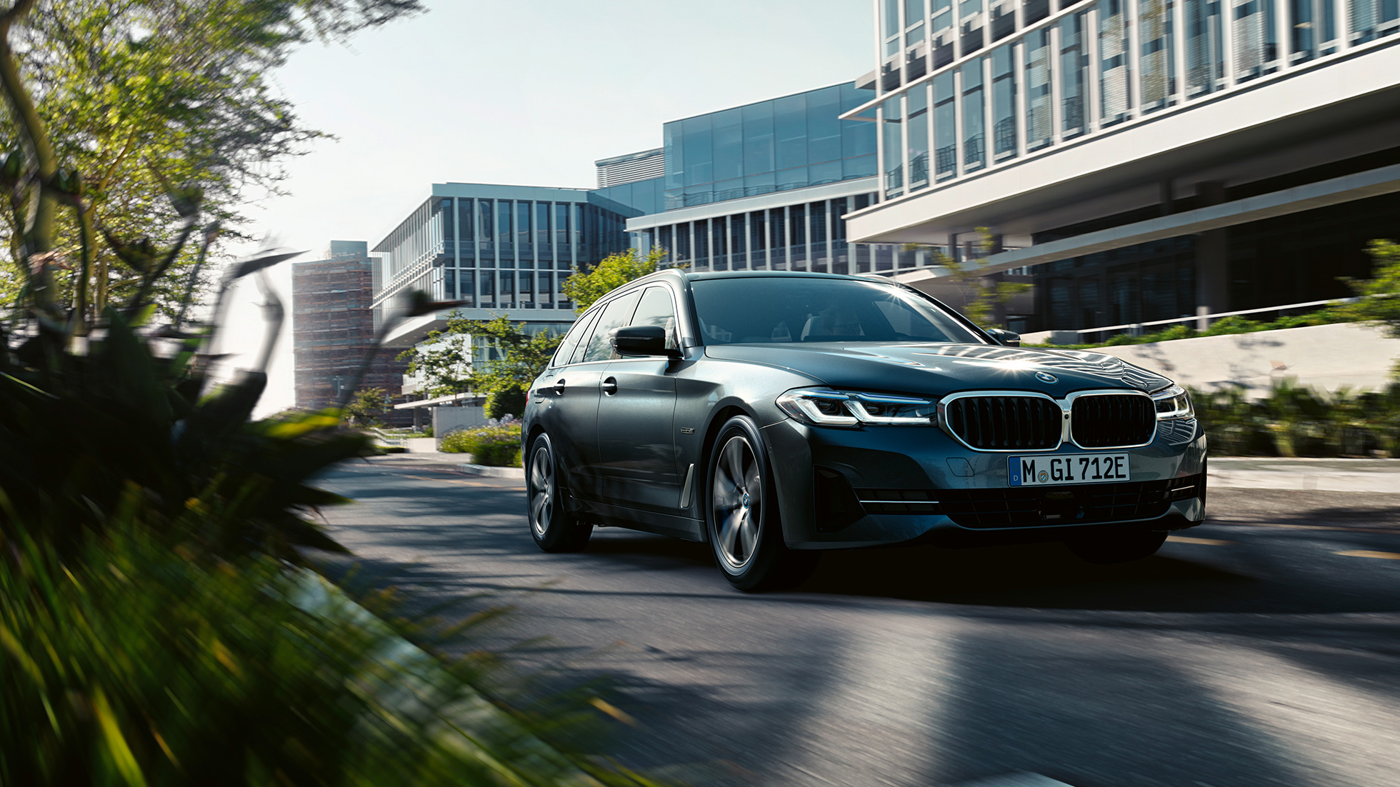 BMW serije 5 Touring vanjština BMW serije 5 Touring G31 Facelift 2020 Sophisto Grey tročetvrtinski prednji prikaz u vožnji
