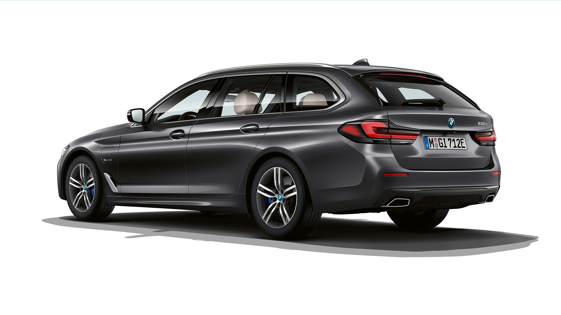 BMW serije 5 Touring G31 osnovna oprema straga BMW serije 5 Touring 530i G31 2020 osnovna oprema Sophisto Grey tročetvrtinski prikaz straga