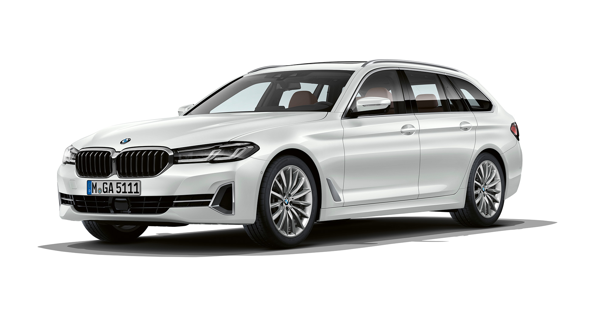 BMW serije 5 Touring G31 Luxury Line sprijeda BMW serije 5 Touring 530i G31 2020 Luxury Line Mineral White tročetvrtinski prednji prikaz