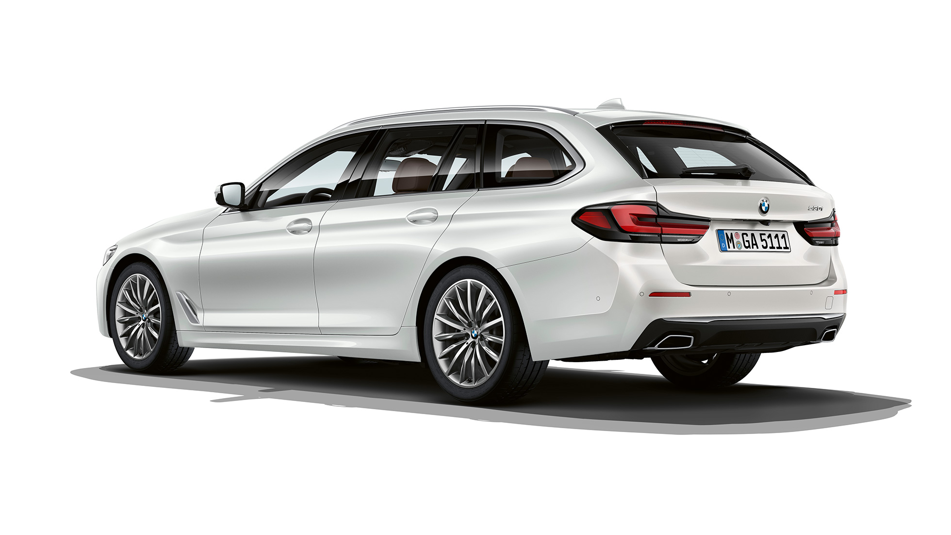 BMW serije 5 Touring G31 Luxury Line straga BMW serije 5 Touring 530i G31 2020 Luxury Line Mineral White tročetvrtinski prikaz straga