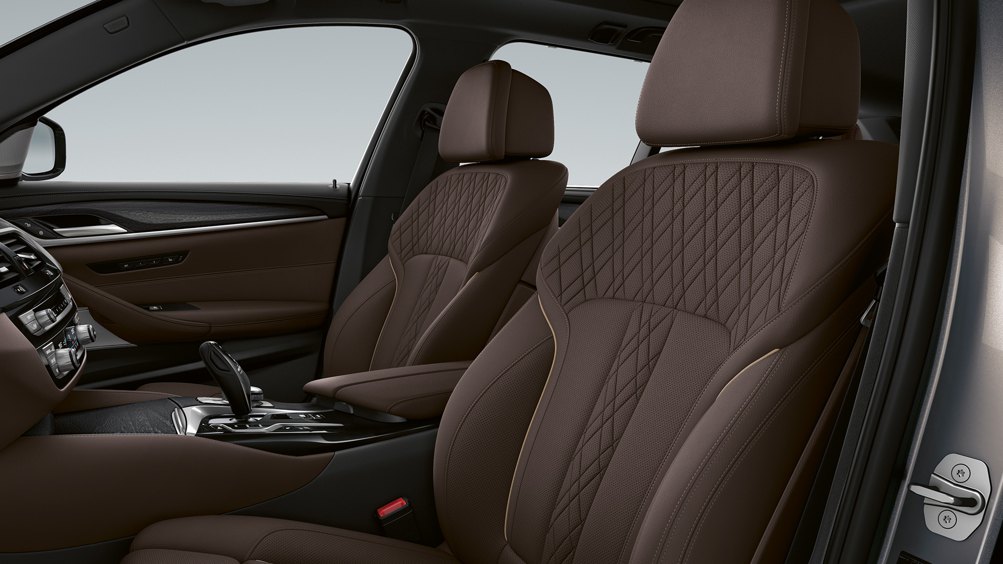 Presvlake BMW serije 5 Touring G31 Luxury Line Presvlake u ekskluzivnoj koži ‘Nappa’ Mokka ekskluzivni prošivi s kontrastnim trakama BMW serije 5 Touring 530i G31 2020 Luxury Line unutrašnjost