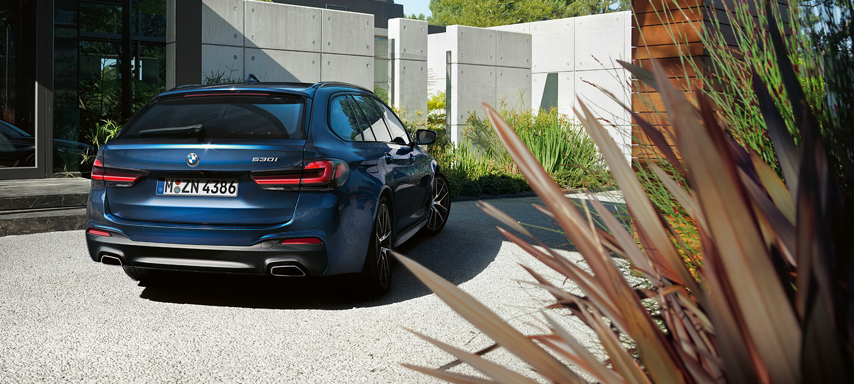 Dodaci BMW serije 5 Touring G31 BMW serije 5 Touring s BMW krovnom kutijom 520 G31 Facelift 2020 tročetvrtinski prikaz u mirovanju
