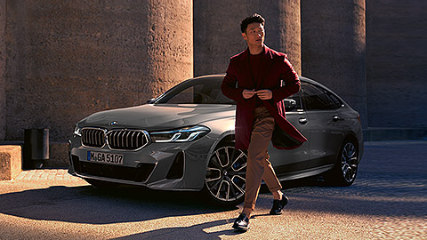 BMW serije 6 Gran Turismo (G32) tročetvrtinski pogled sprijeda u mirovanju sa modelom