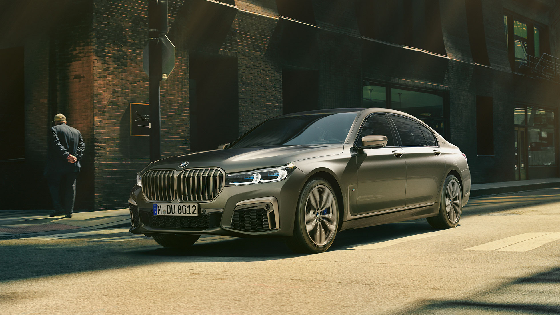 BMW M760Li xDrive u urbanom okruženju BMW M760Li xDrive u bočnom prednjem prikazu tijekom vožnje na ulici u urbanom okruženju