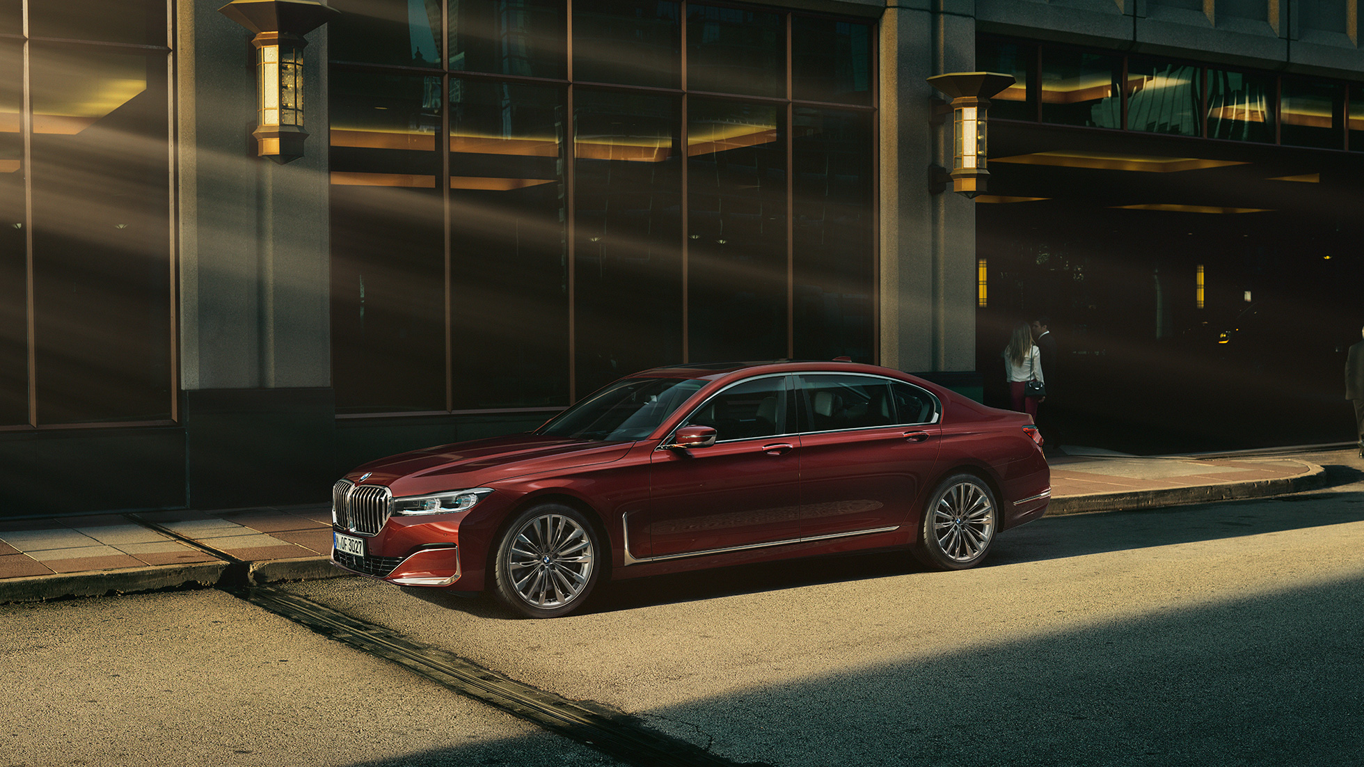 BMW Individual serije 7 Limuzina, bočni prikaz BMW Individual serije 7 Limuzina u crvenoj boji u bočnom prikazu ispred urbanog okruženja