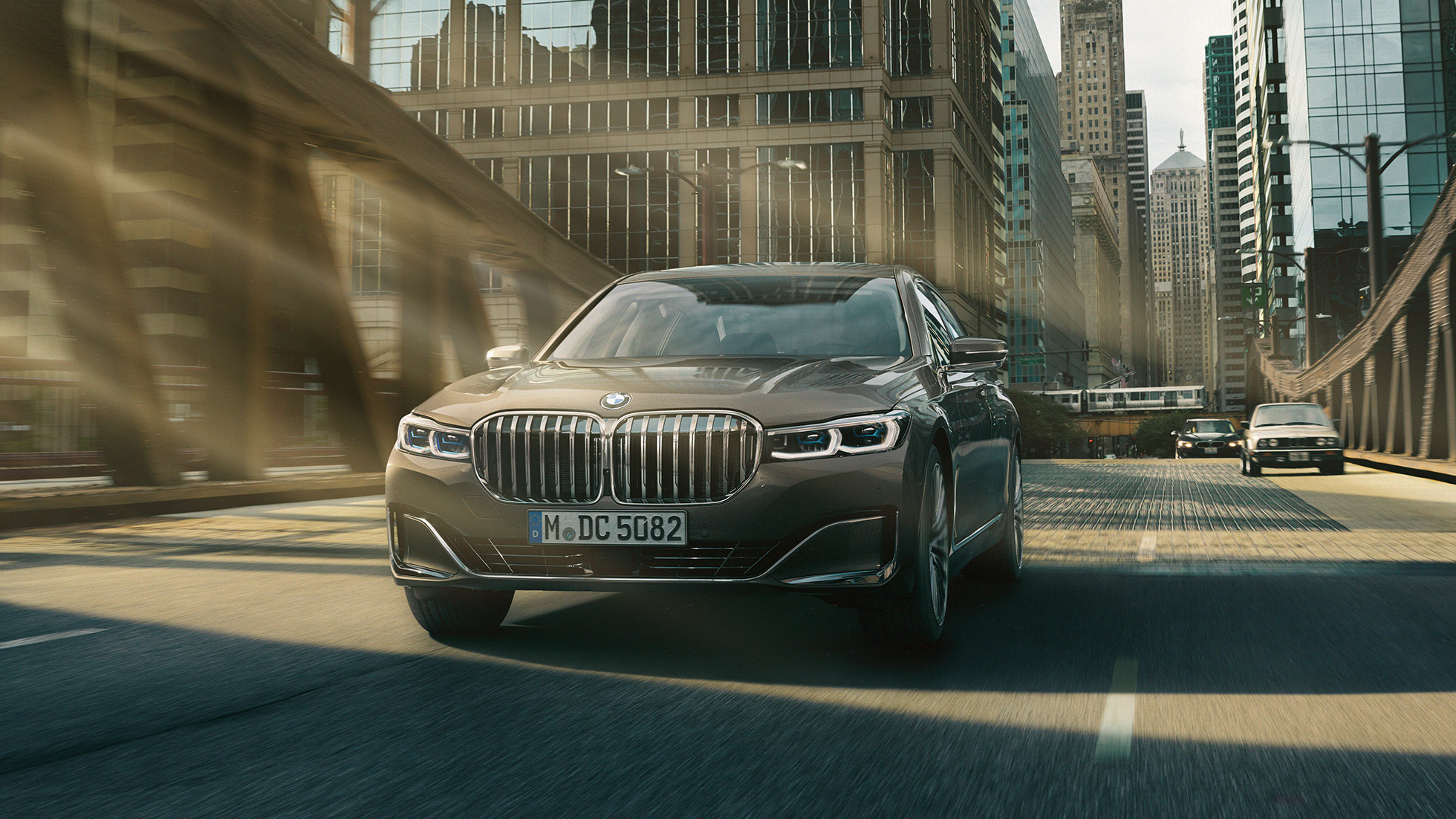 Sustavi pomoći u vožnji BMW-a serije 7 Limuzina Sustavi pomoći u vožnji: BMW serije 7 Limuzina u vožnji ispred urbanog okruženja