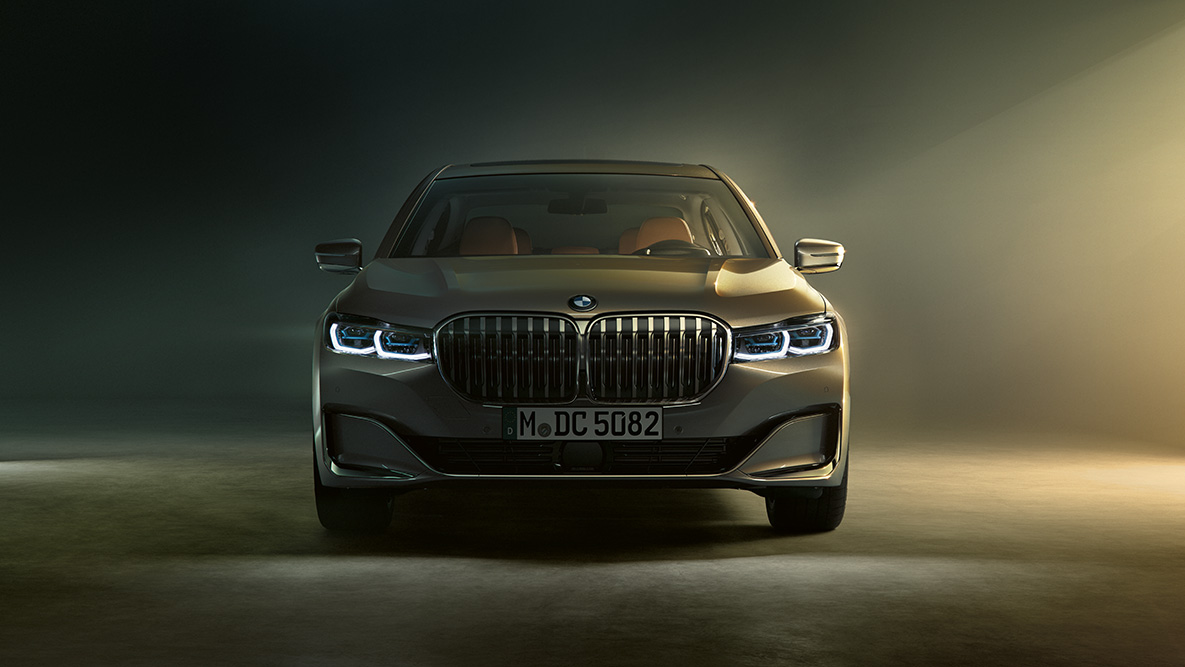 BMW serije 7 Limuzina u prednjem prikazu BMW serije 7 Limuzina: prednji prikaz u prigušenom svjetlu