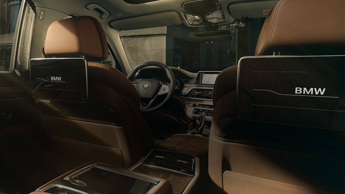 Rear-seat Entertainment (zabava na stražnjem sjedalu) BMW-a serije 7 Limuzina BMW serije 7 Limuzina: pogled straga na Rear-seat Entertainment (zabavu na stražnjem sjedalu) s HD zaslonima osjetljivim na dodir