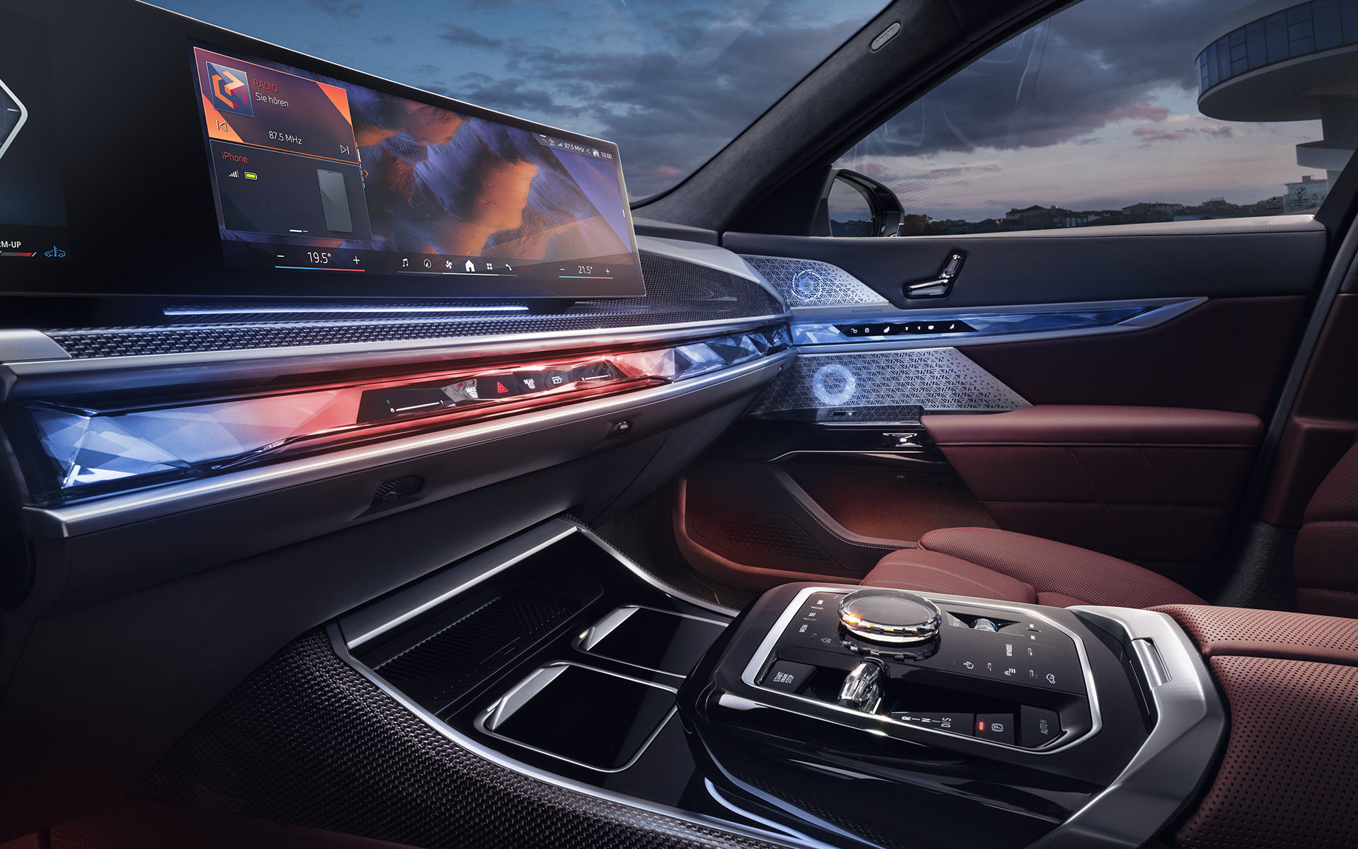 Pogled na unutrašnjost sprijeda BMW serije 7 Limuzina G70 ICE 740i M sport paket BMW serije 7 Limuzina G70 ICE 740i M sport paket pogled na unutrašnjost sprijeda staklena aplikacija CraftedClarity i Curved Display