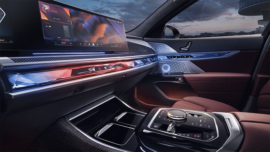 BMW serije 7 Limuzina G70 ICE 740i M sport paket pogled na unutrašnjost sprijeda staklena aplikacija CraftedClarity i Curved Display