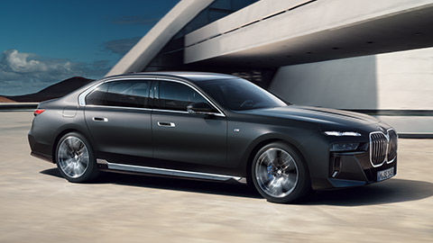 BMW serije 7 limuzina (G70) bočni pogled s otvorenim stražnjim vratima