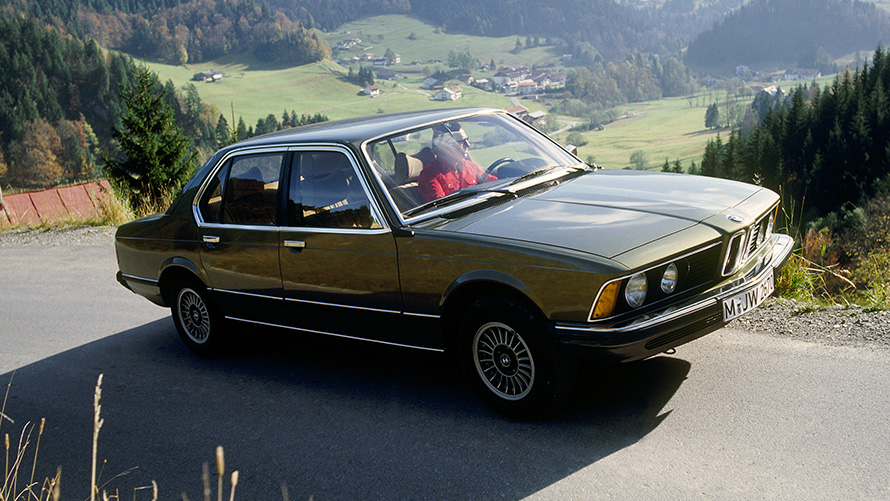 BMW serije 7 limuzina (E23) 7/8 pogled s boka u vožnji BMW serije 7 limuzina (E23) 7/8 pogled s boka u vožnji