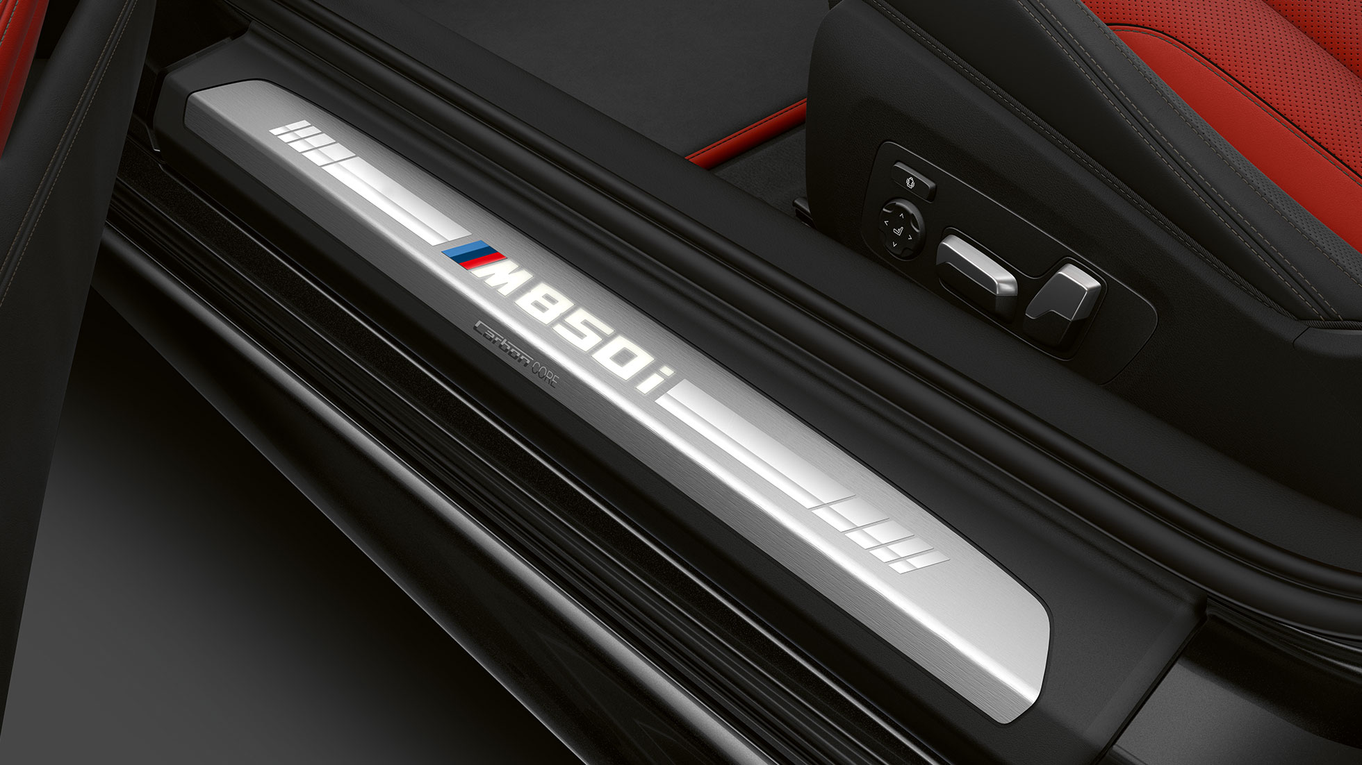 BMW M850i xDrive, Carbon Black metalik, ulazni prag. BMW M850i xDrive, Carbon Black metalik, ulazni prag.