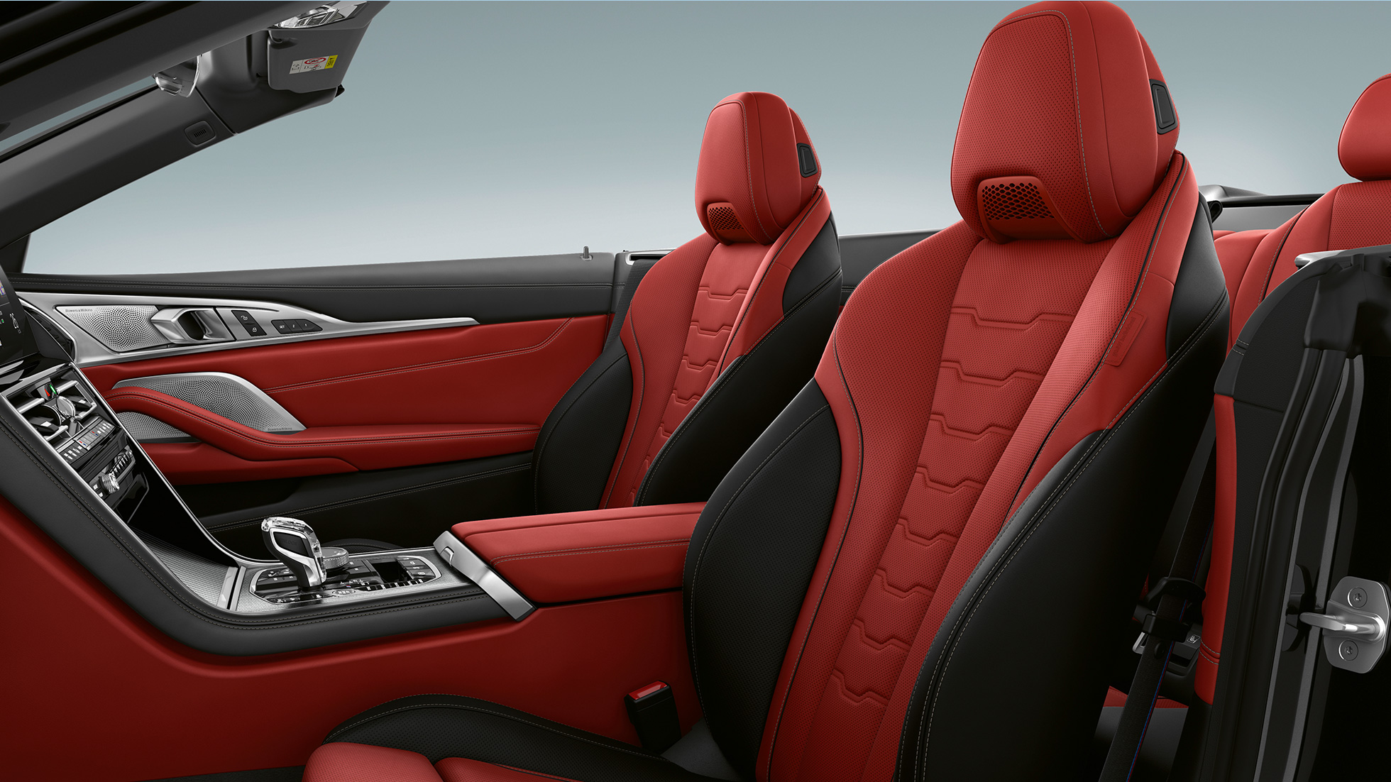 BMW M850i xDrive, Carbon Black metalik, BMW Individual presvlaka od proširene Merino kože najfinije teksture u Fiona Red/Black boji. BMW M850i xDrive, Carbon Black metalik, BMW Individual presvlaka od proširene Merino kože najfinije teksture u Fiona Red/Black boji. <CoSy_data_image_title> (should include keyword)
