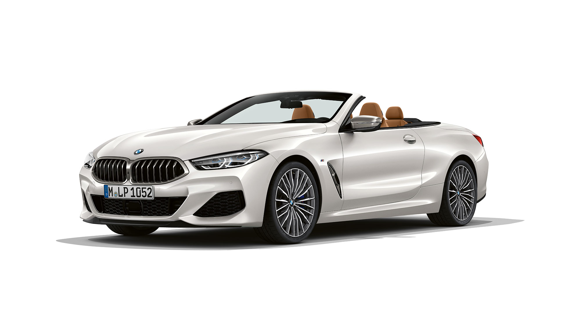 BMW M850i xDrive, Mineral White metalik, tročetvrtinski prikaz prednjeg kraja. BMW M850i xDrive, Mineral White metalik, tročetvrtinski prikaz prednjeg kraja.