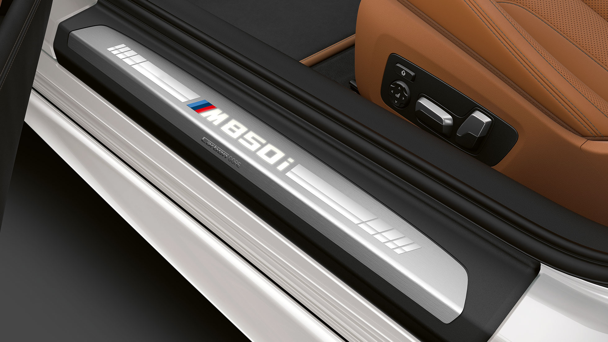 BMW M850i xDrive, Mineral White metalik, uplazni pragovi. BMW M850i xDrive, Mineral White metalik, uplazni pragovi.
